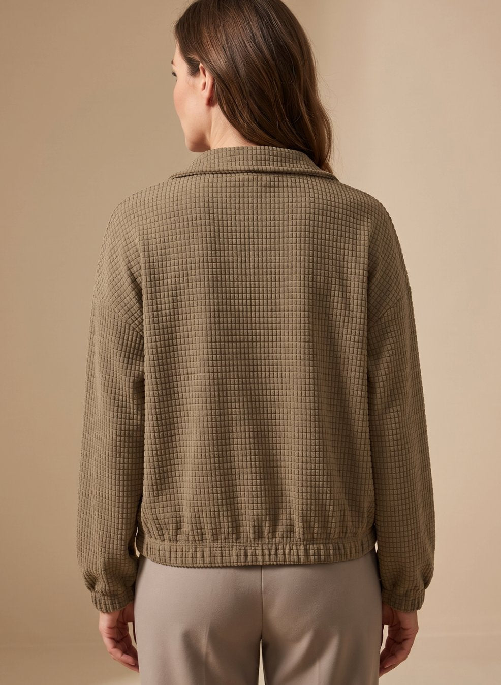 Detalle de los bolsillos laterales discretos de la chaqueta de punto