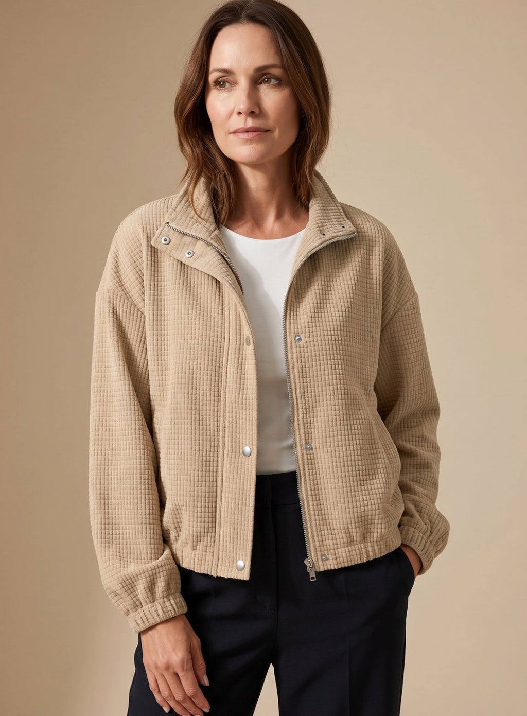 Vista trasera de la chaqueta corta con silueta boxy y cuello alto