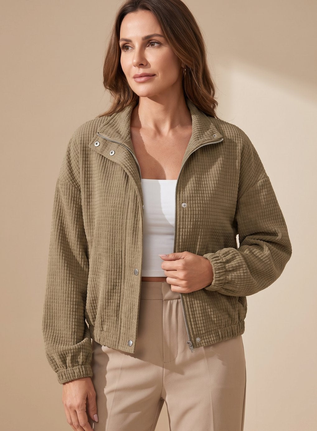 Chaqueta de punto waffle en color apricot mostrando el corte cropped