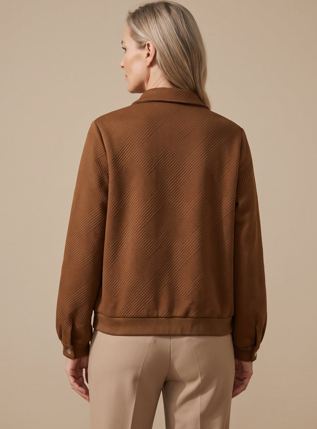 Detalle del cuello camisero y cremallera metálica de la cazadora bomber Nadine