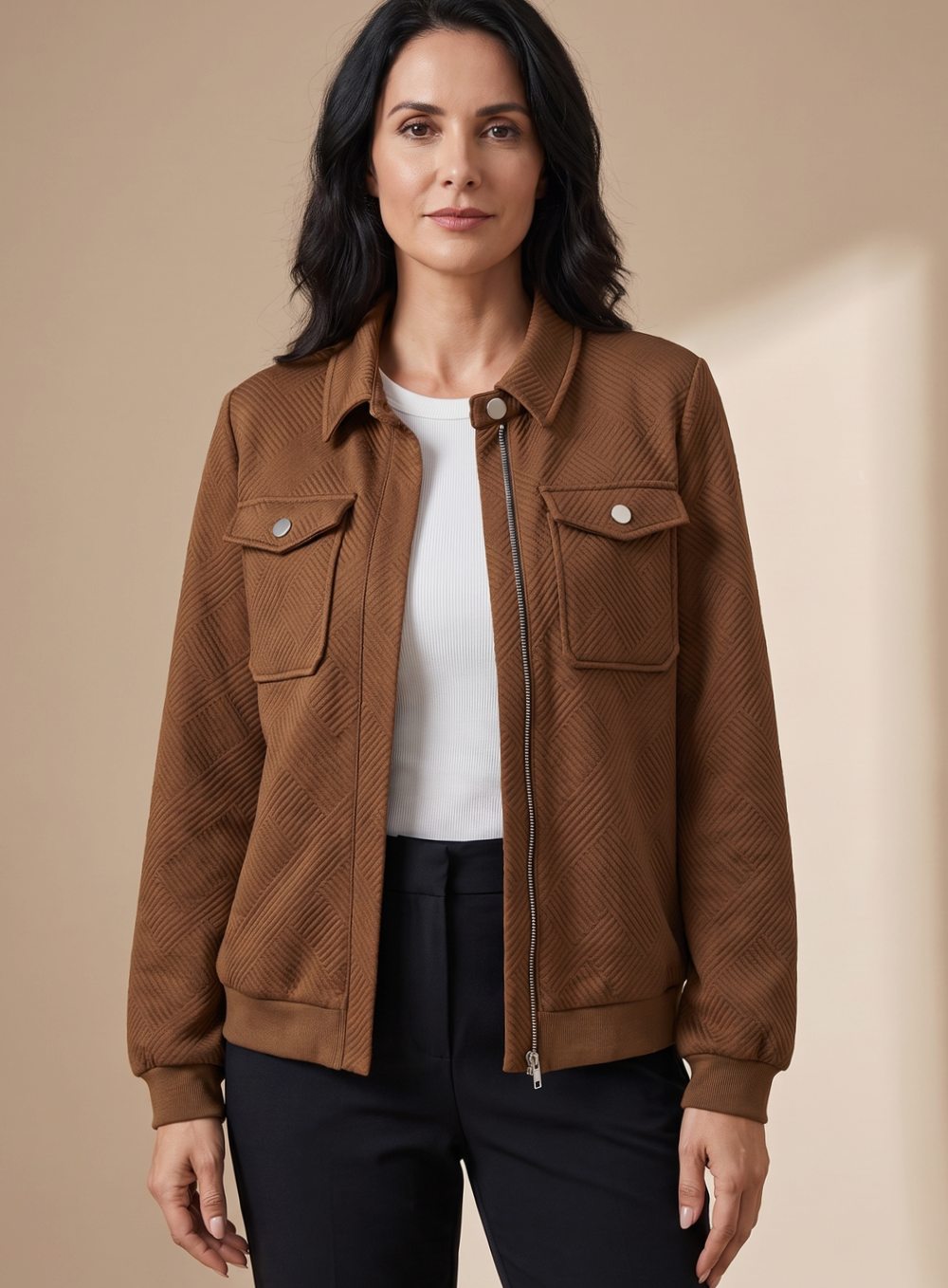Modelo luciendo la cazadora bomber marrón café combinada con look casual