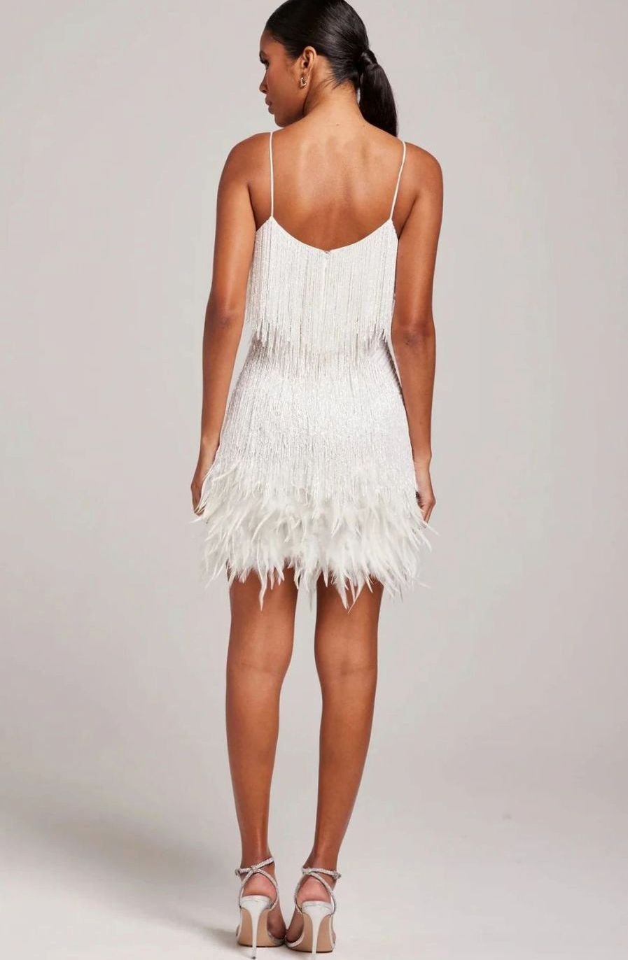 Vestido de fiesta con tirantes finos ajustables y escote limpio