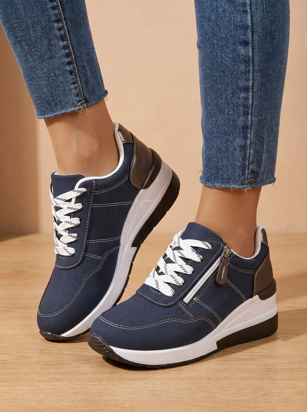 Detalle de la suela de cuña acolchada de las zapatillas Nadora