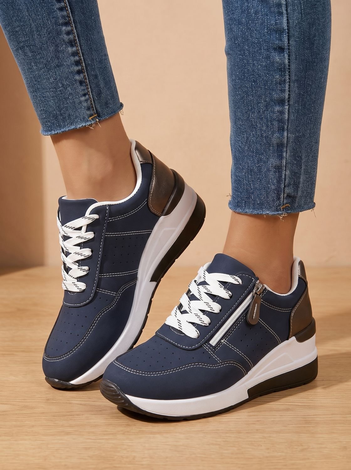 Detalle de la suela de cuña acolchada de las zapatillas Nadora