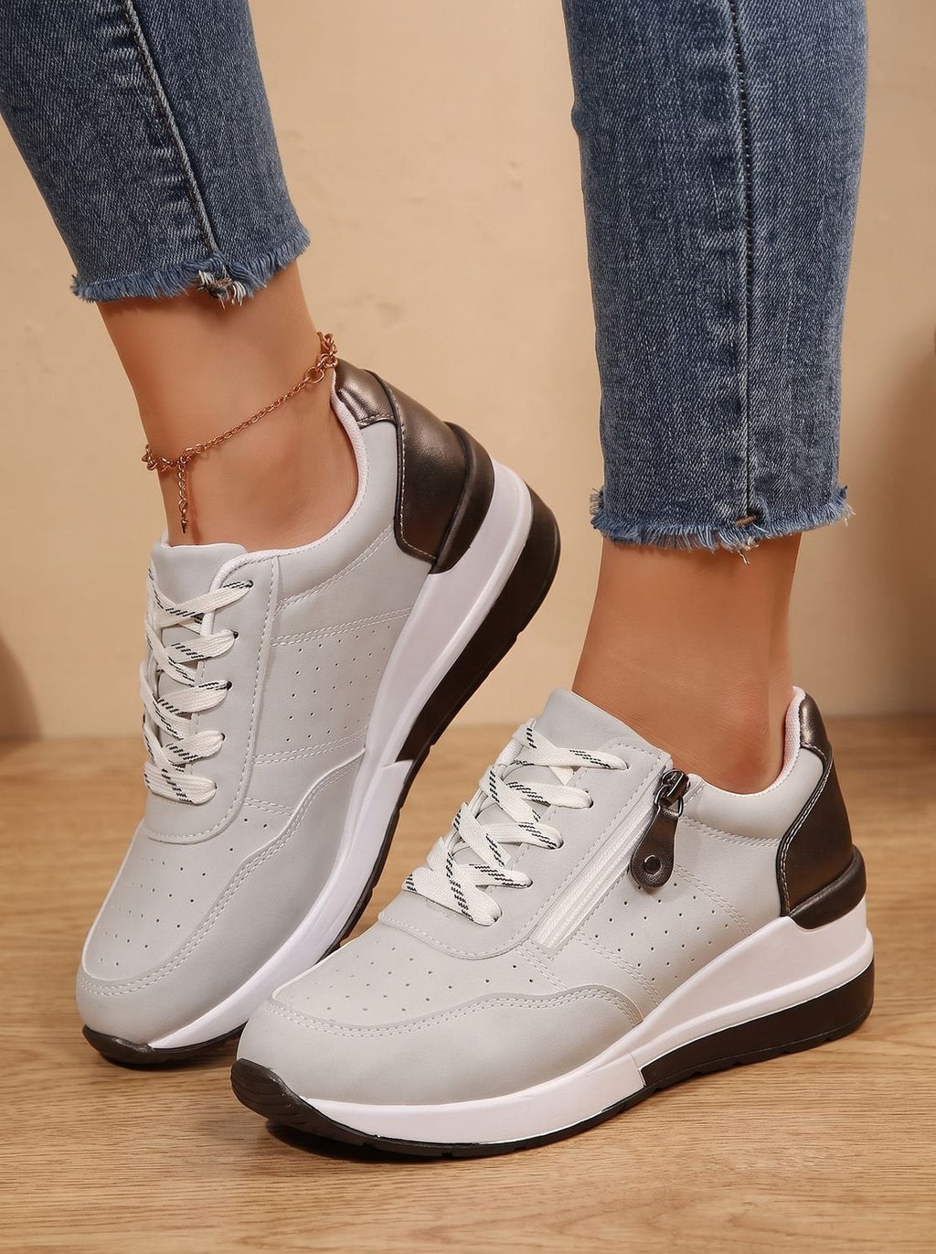 Zapatillas Nadora combinadas con look casual de mujer