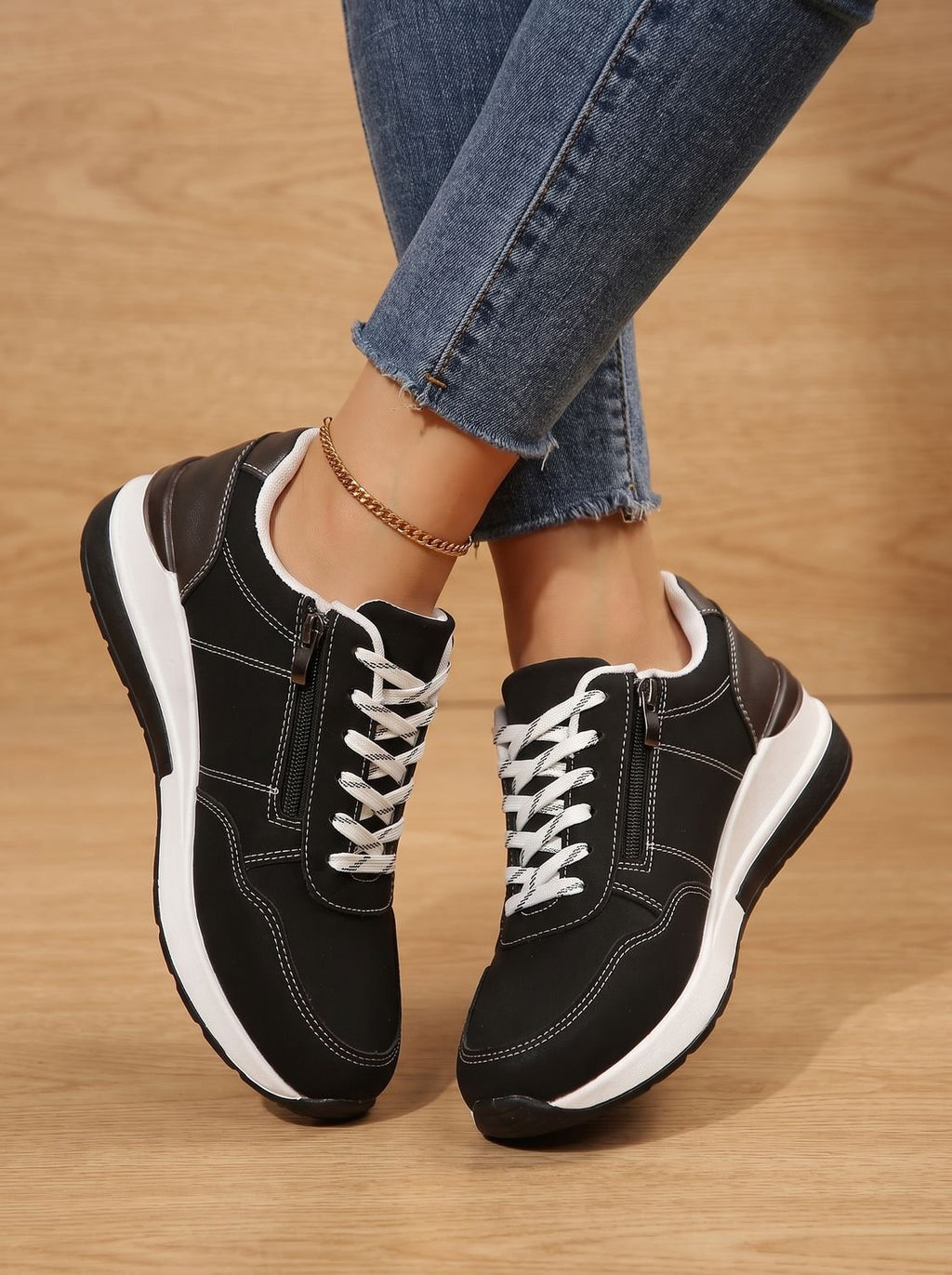 Vista frontal de las zapatillas de cuña con cordones Nadora