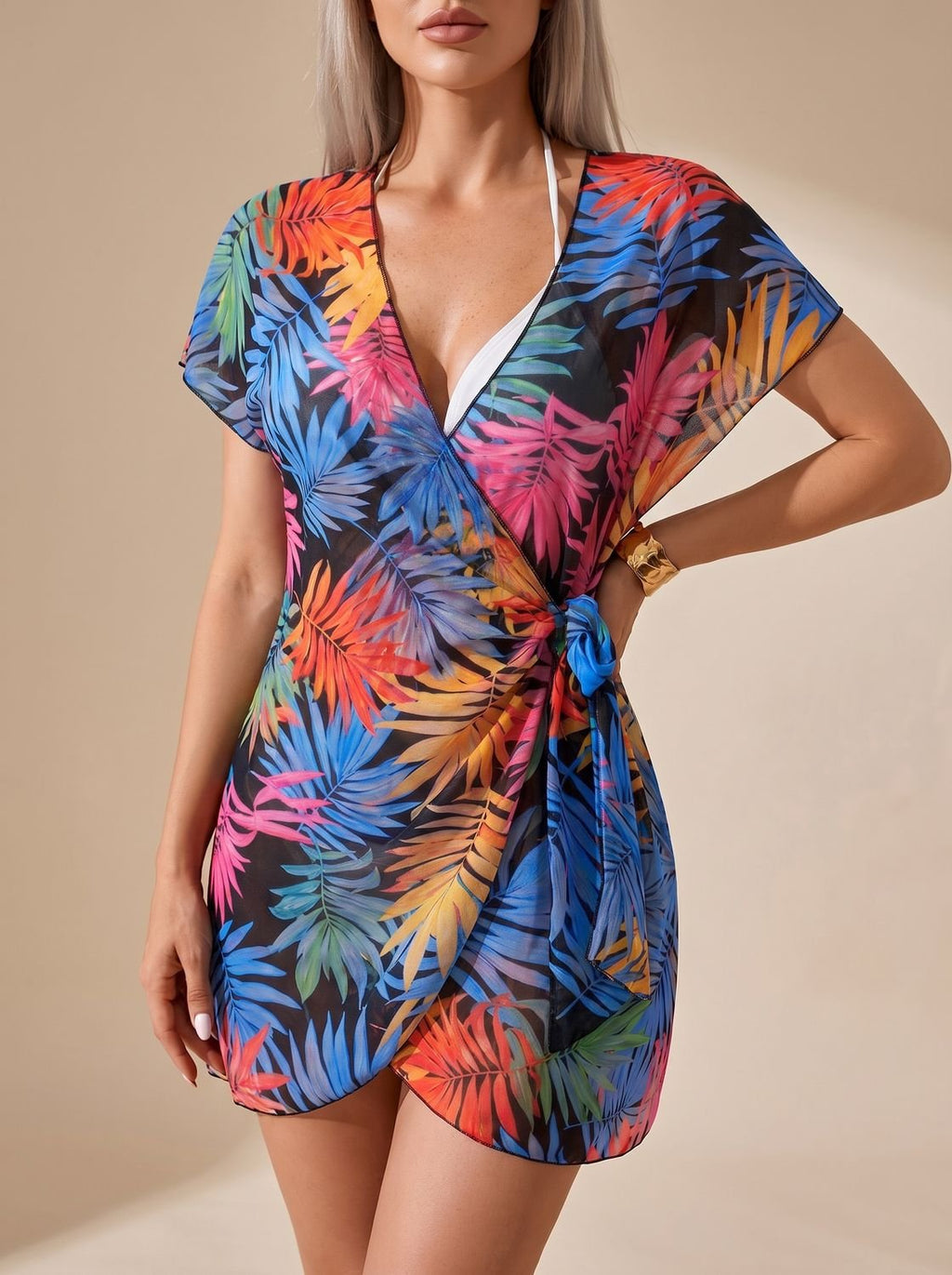 Mujer sentada en tumbona con pareo cover-up tie-dye