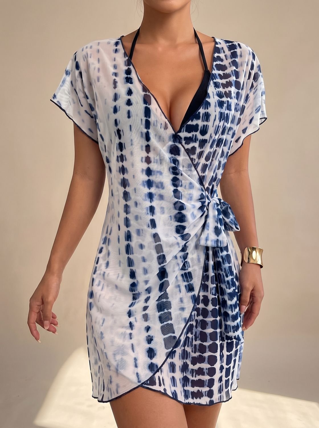 Detalle de la tela ligera del vestido tie-dye para playa
