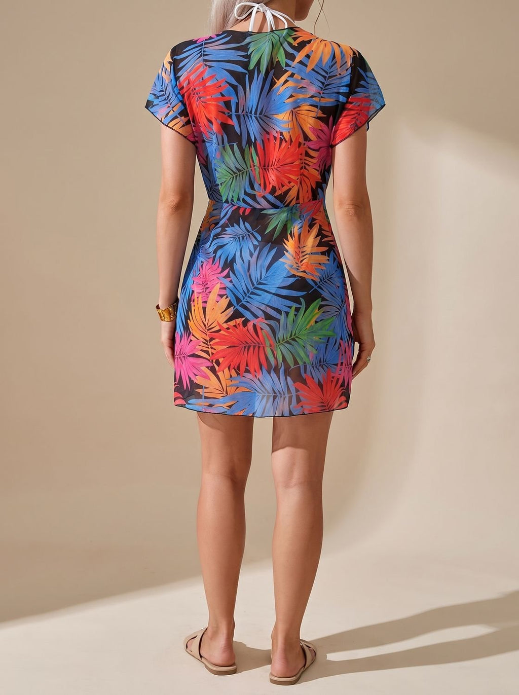 Detalle del escote cruzado del vestido cover-up tie-dye