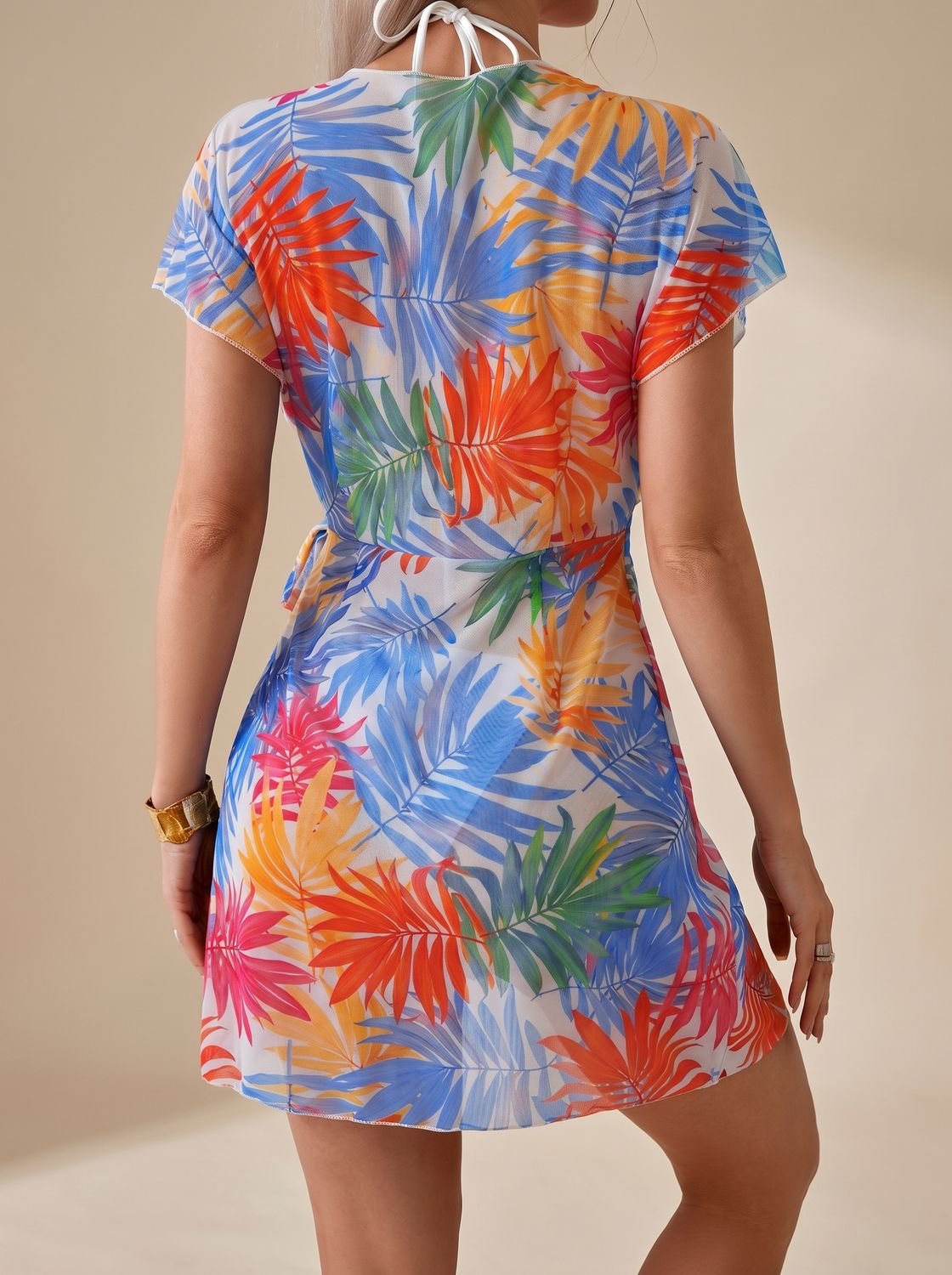 Modelo caminando por la playa con pareo cover-up tie-dye azul