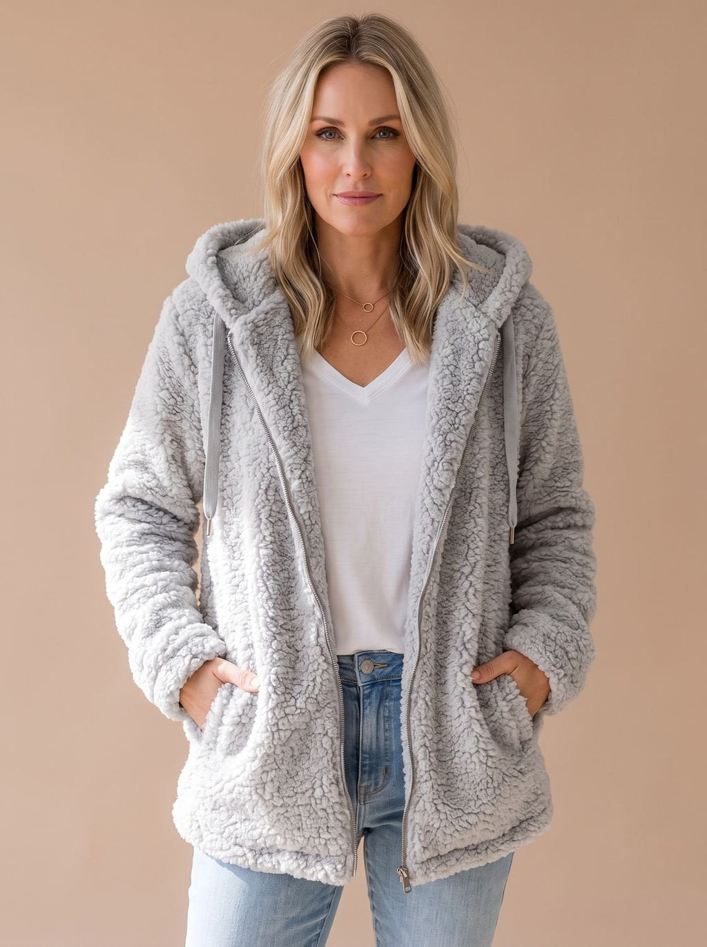 Abrigo con capucha de borreguito en look casual de invierno