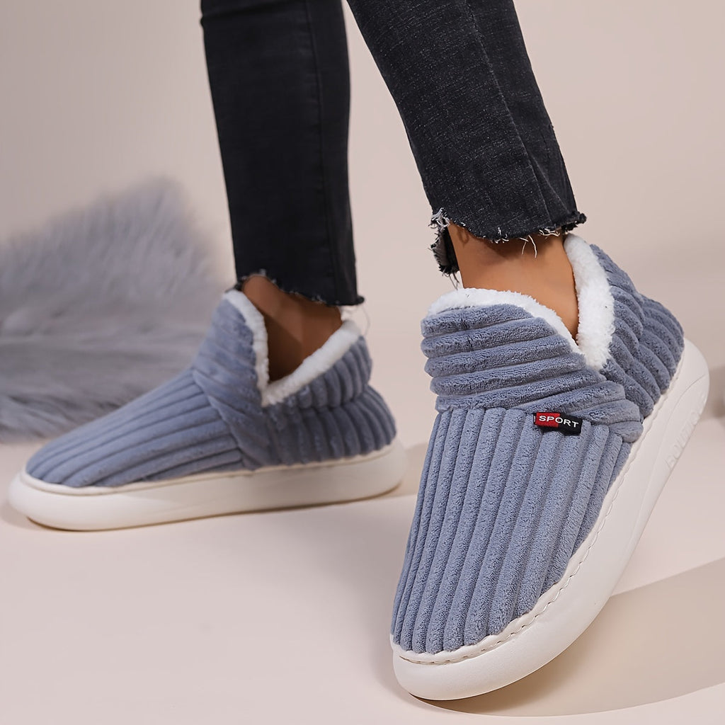 Zapatillas Nieva de felpa, vista trasera con detalle de costuras