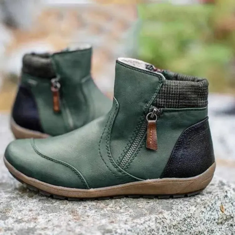 Mujer caminando con las botas de invierno impermeables Nieve