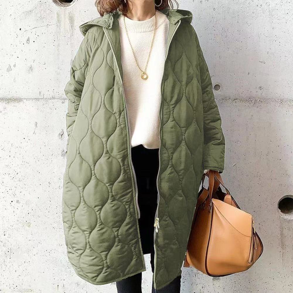 Mujer luciendo el abrigo oversize de rombos con capucha en tono elegante