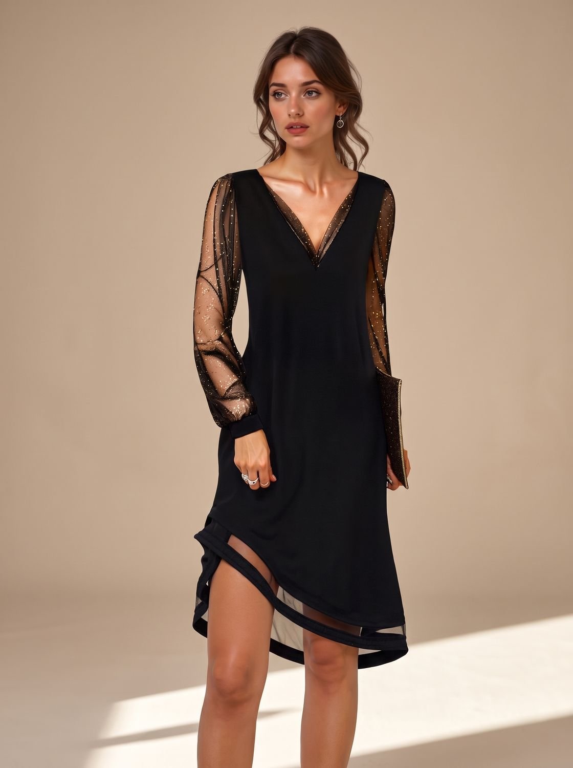 Mujer con vestido negro corto de fiesta con mangas transparentes de lentejuelas