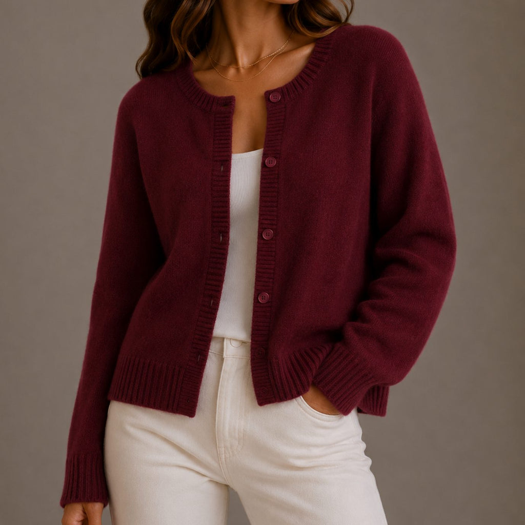 Chaqueta de punto combinada con vaqueros blancos y mocasines
