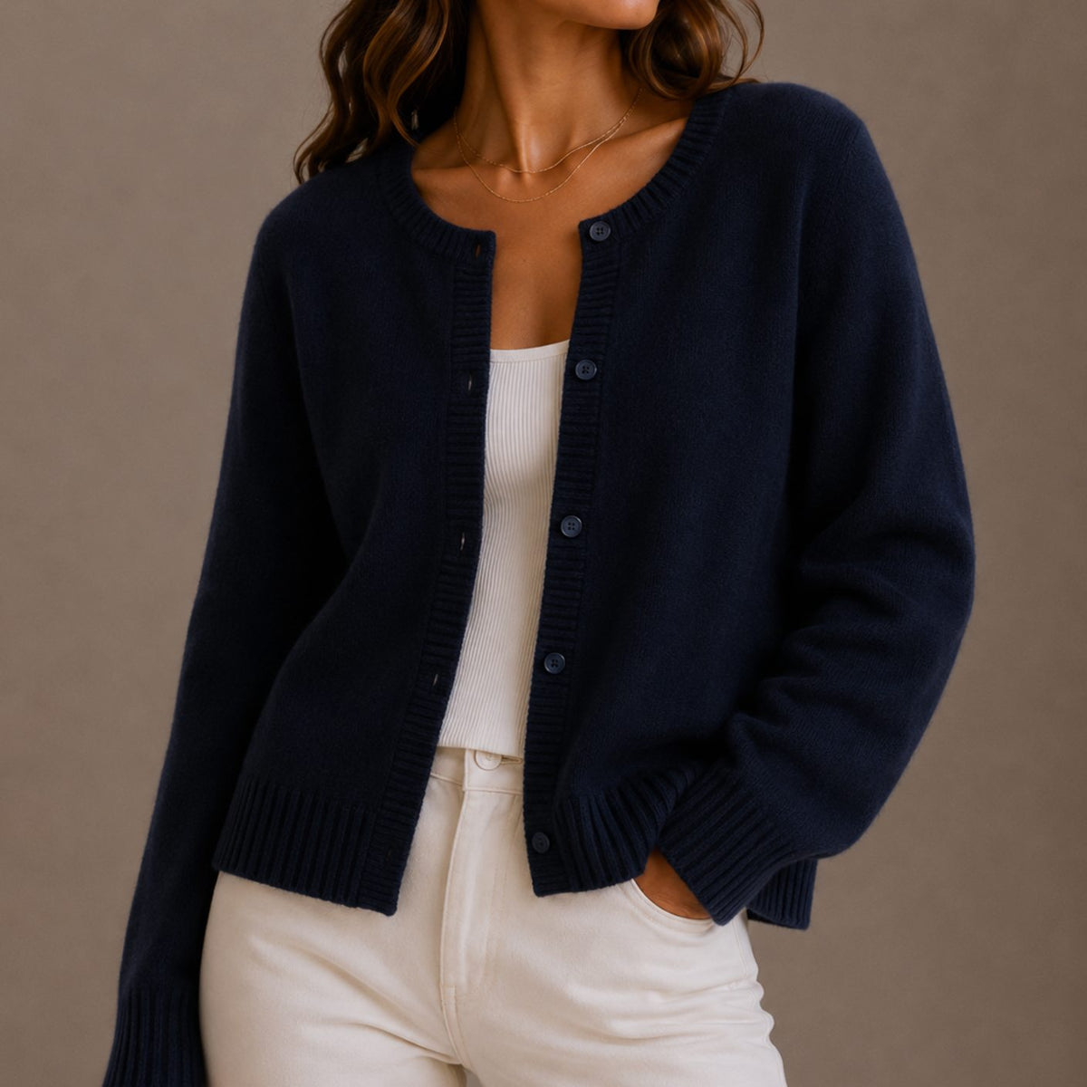 Cárdigan de punto mujer en look de oficina con pantalón sastre