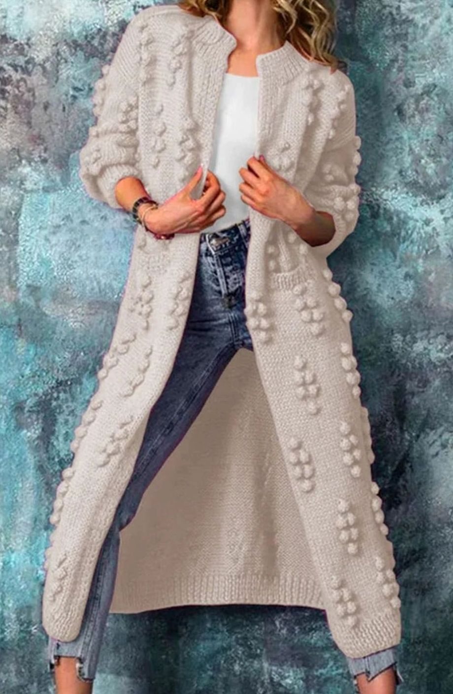 Mujer luciendo el cárdigan largo abierto de punto sobre look casual