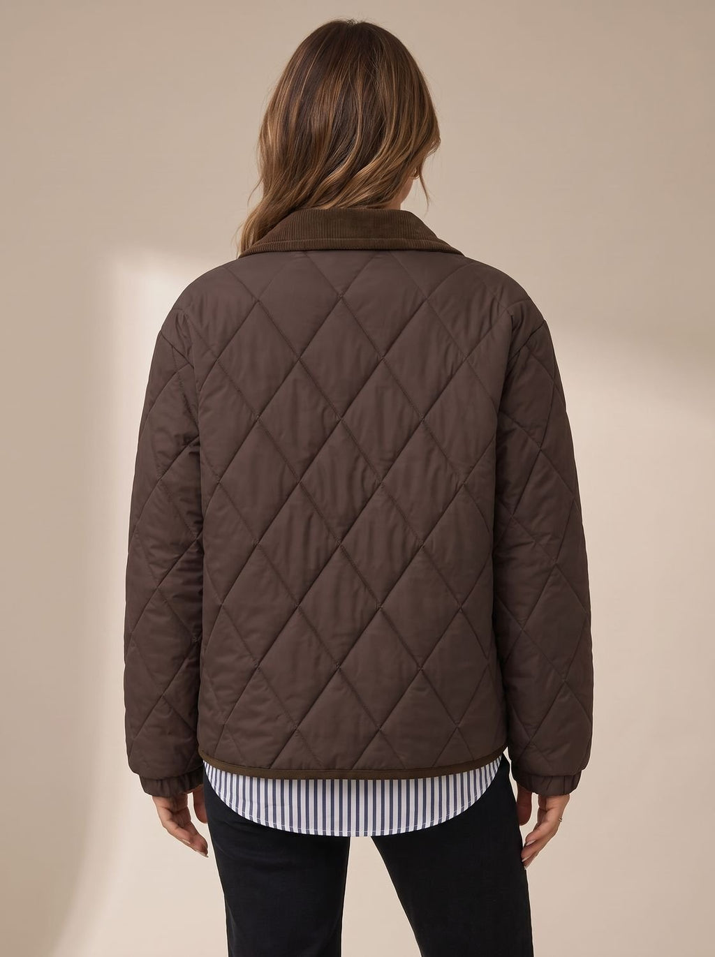 Vista frontal de la chaqueta acolchada con bolsillos de parche