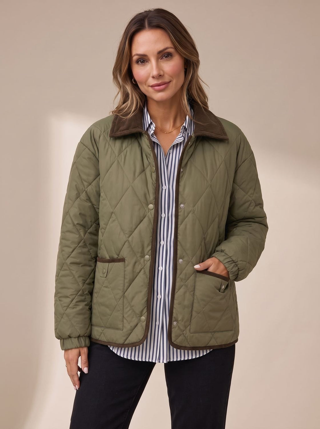 Mujer luciendo la chaqueta acolchada en un look casual con vaqueros