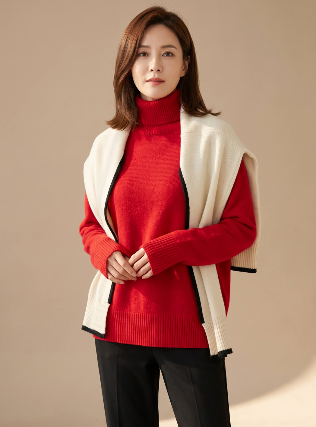 Mujer con jersey oversize de punto y cuello alto en look casual de invierno