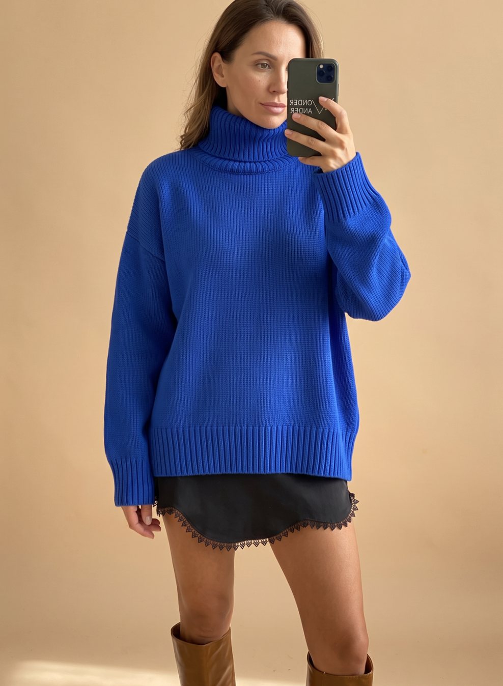 Jersey oversize de punto combinado con vaqueros y botines