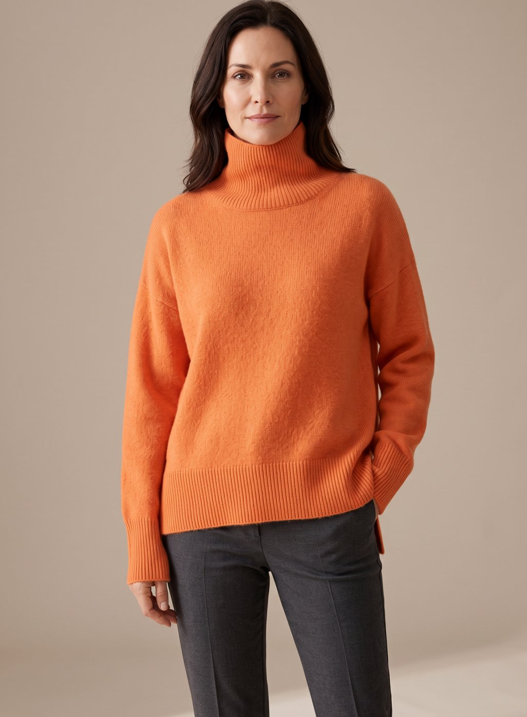 Vista frontal del jersey oversize de cuello alto para mujer