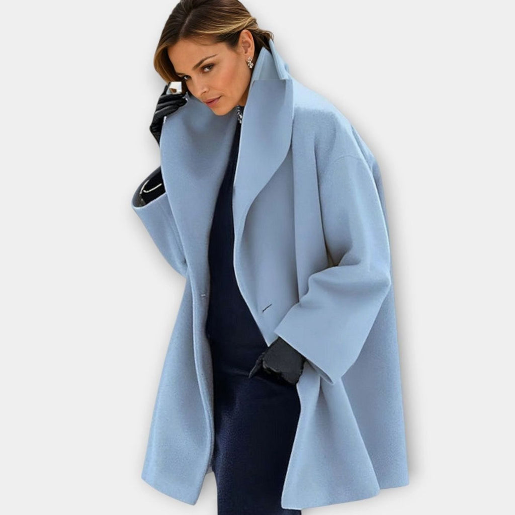 Mujer con abrigo oversize de invierno y cuello ancho en color liso