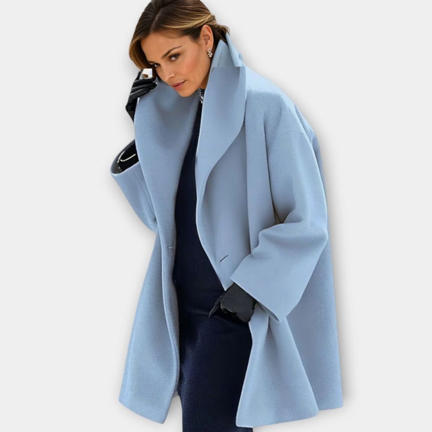 Mujer con abrigo oversize de invierno y cuello ancho en color liso