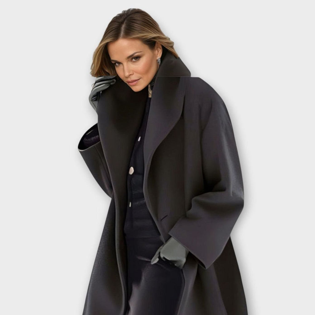 Abrigo oversize largo hasta la rodilla combinado con look casual
