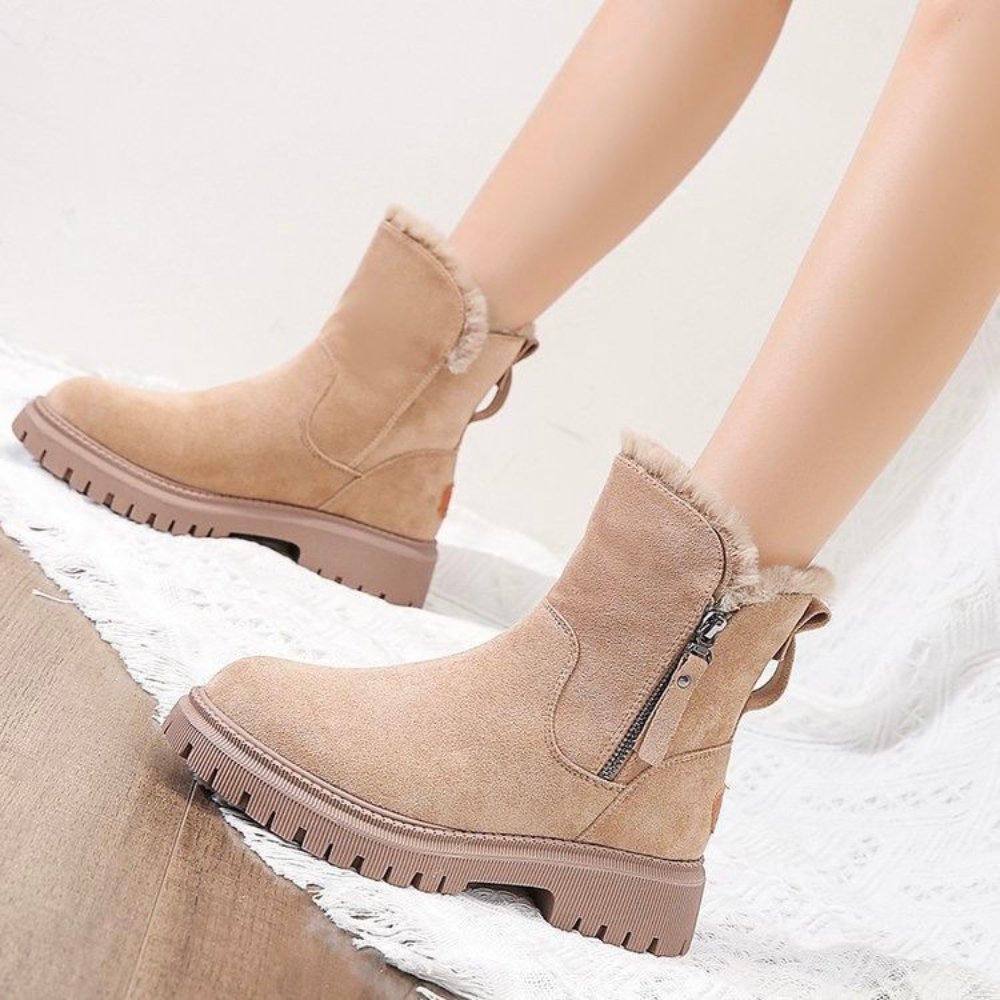 Mujer luciendo las botas de invierno Nórdika en exterior
