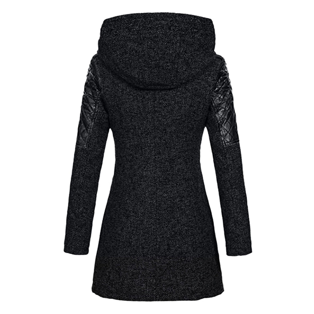 Abrigo Novara en azul marino combinado con look casual de invierno
