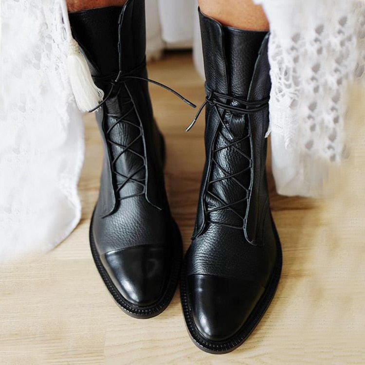 Primer plano del diseño clásico de las botas de cuero Nuria