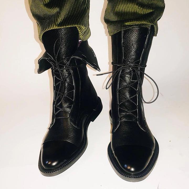 Vista trasera de las botas con cordones Nuria