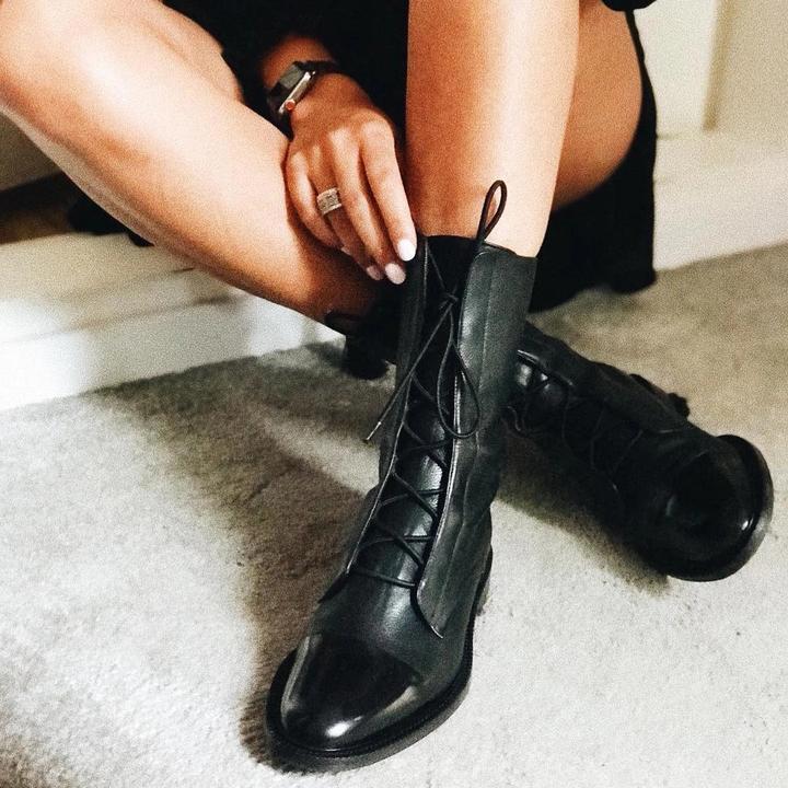Botas Nuria combinadas con vestido para un look elegante