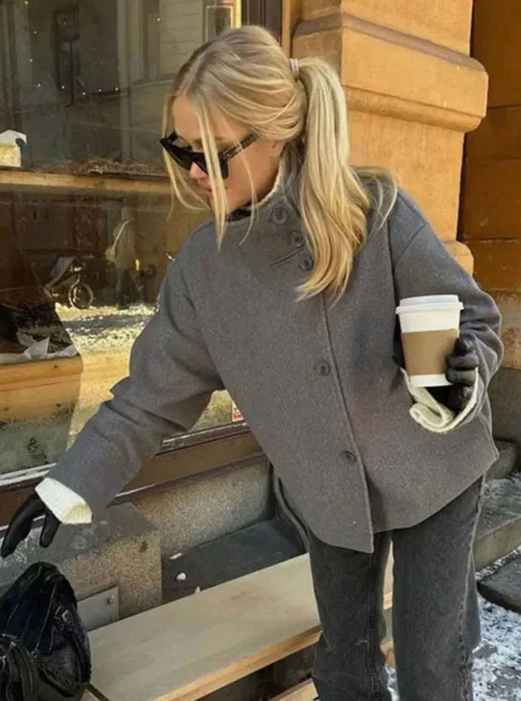 Detalle del cuello alto del abrigo corto de mujer en mezcla de lana