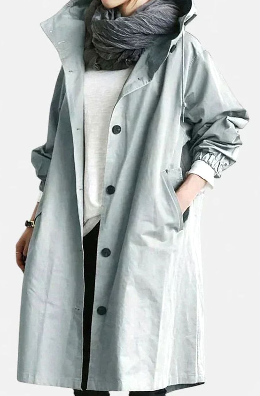 Mujer con gabardina oversize con capucha en color beige, vista frontal completa