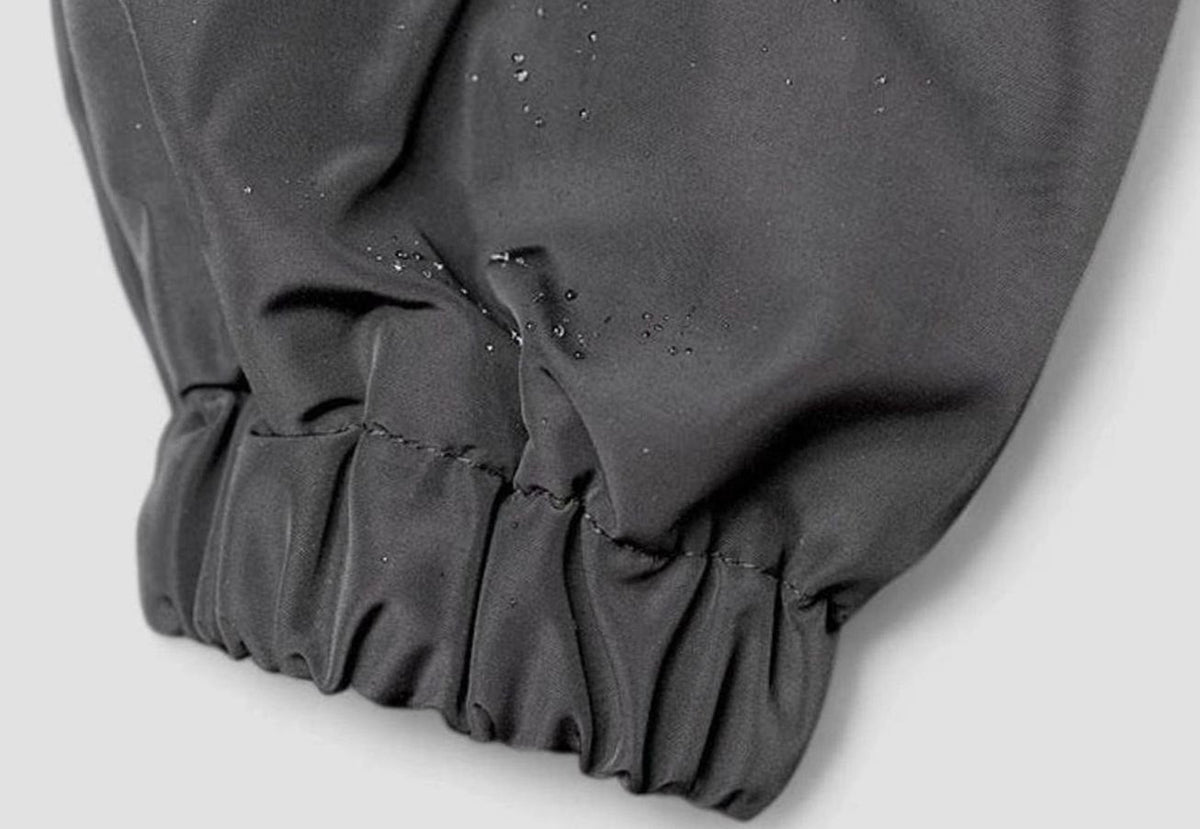 Detalle de la caída y el largo de la gabardina oversize para mujer