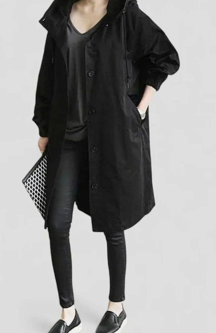 Vista trasera de la gabardina larga oversize con capucha ajustable