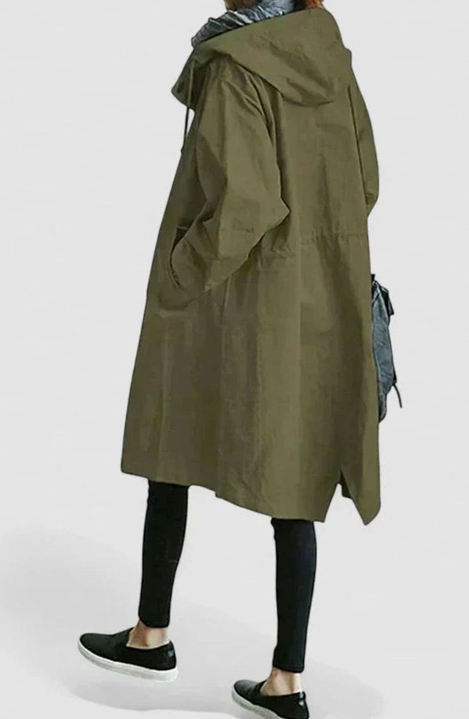 Mujer luciendo la gabardina oversize combinada con jersey de cuello alto