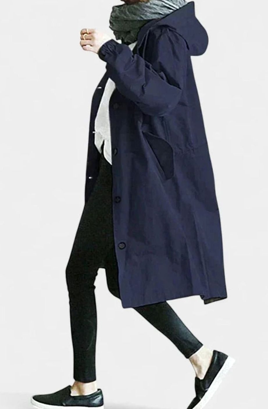 Gabardina oversize en color negro sobre fondo neutro