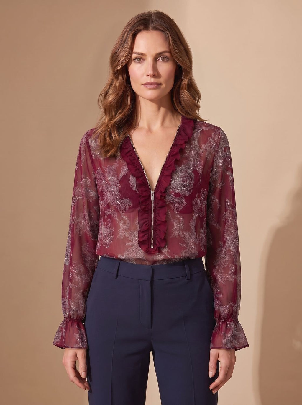 Blusa de gasa paisley vista de espalda con corte fluido