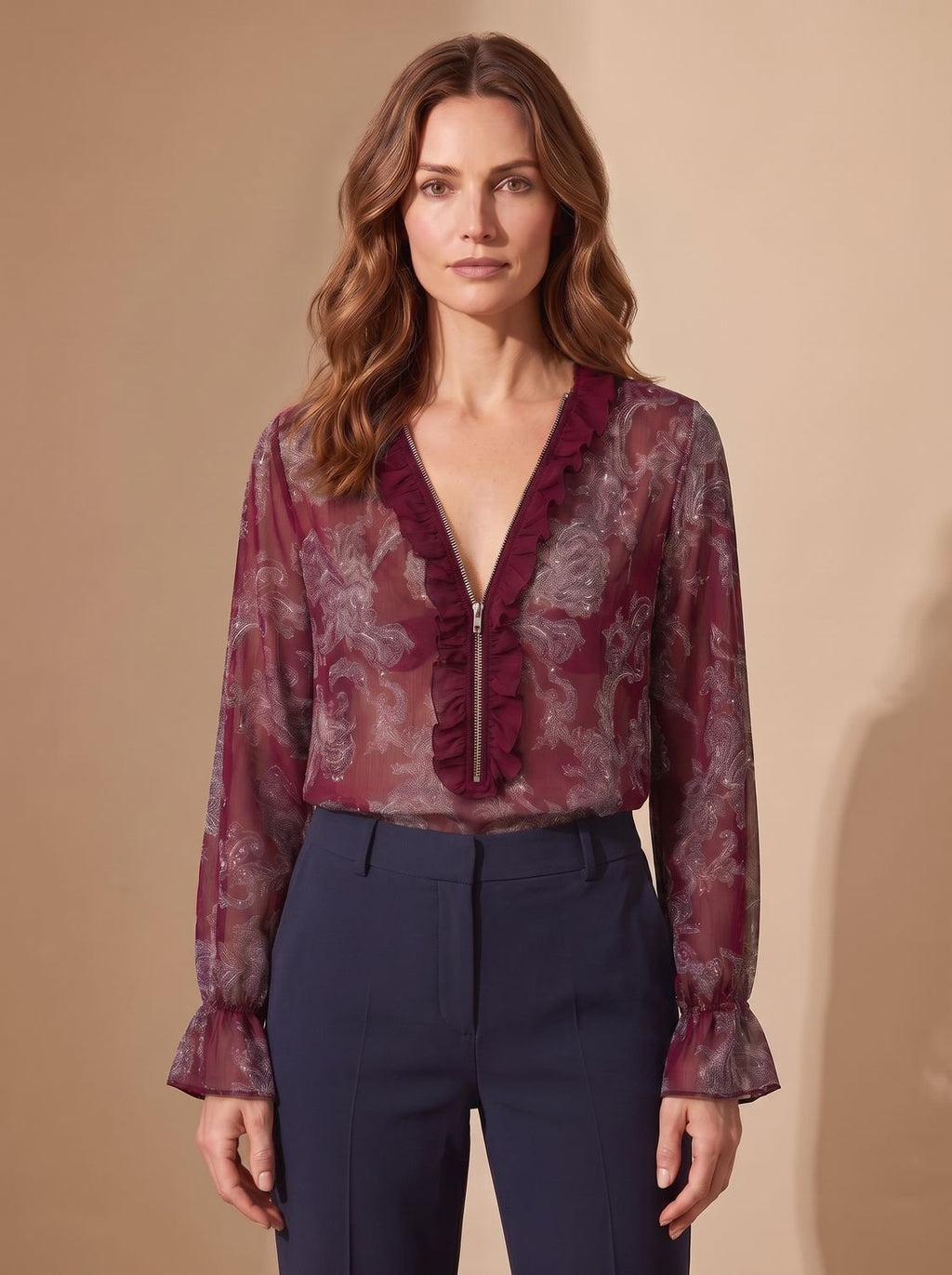 Modelo luciendo blusa de gasa con estampado paisley y escote en V