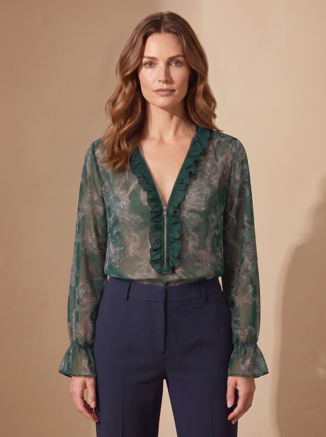 Blusa paisley combinada con pantalón para look de oficina