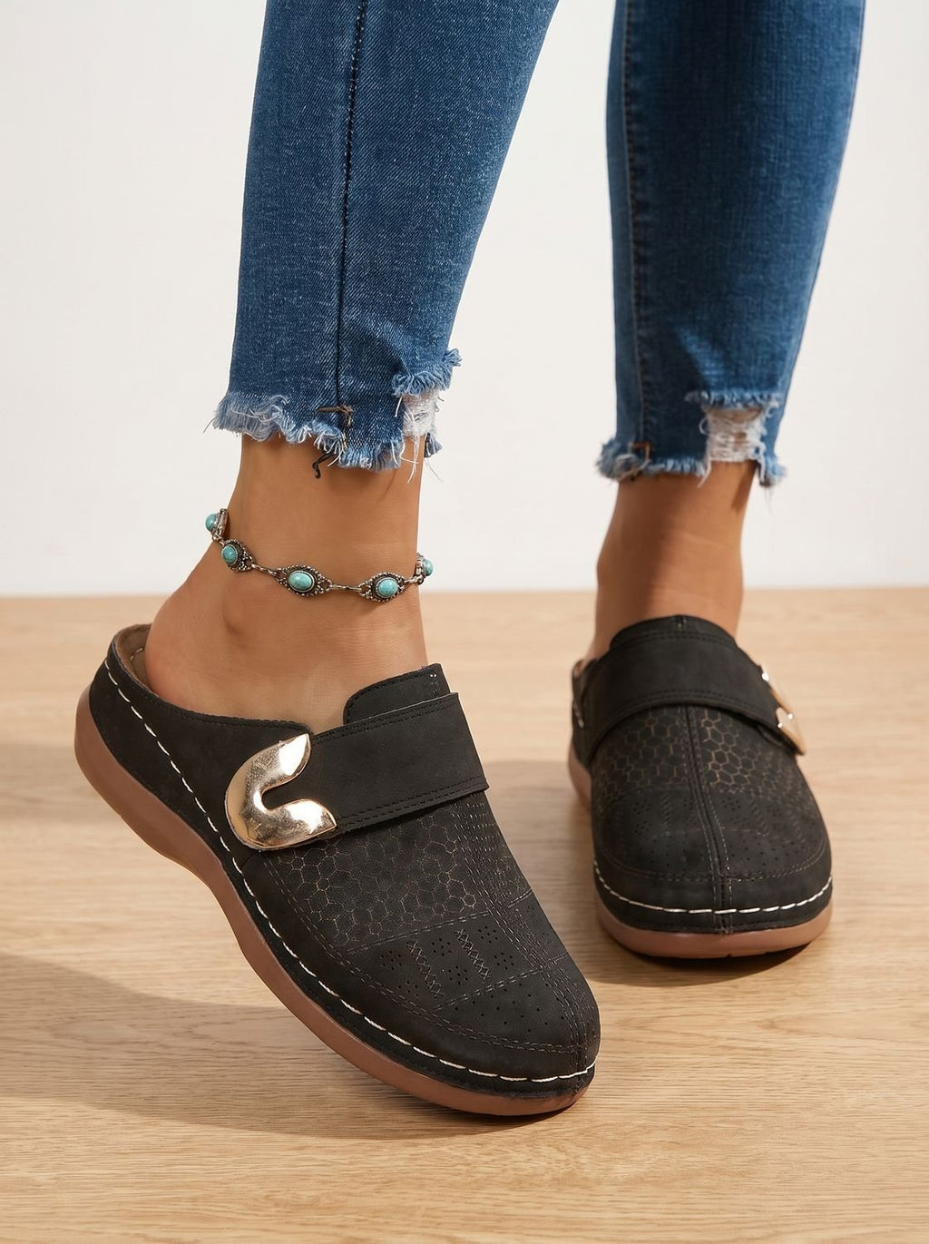 Zueco ortopédico de mujer con velcro y textura panal, vista lateral
