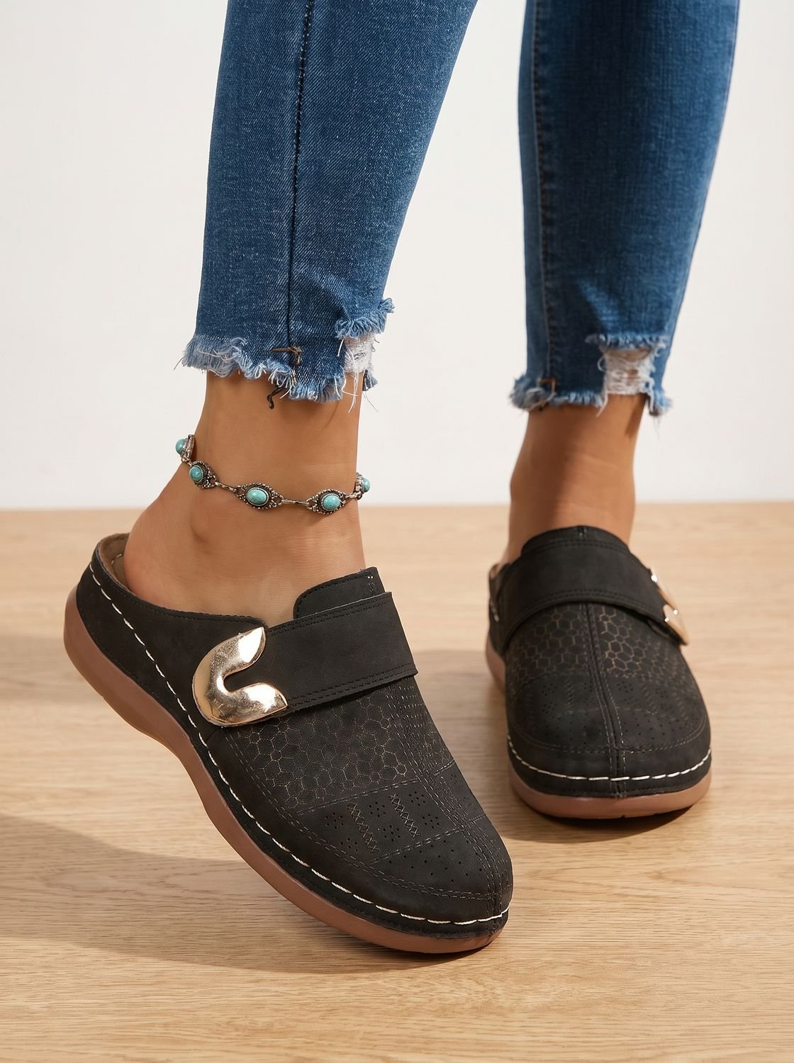 Zueco ortopédico de mujer con velcro y textura panal, vista lateral