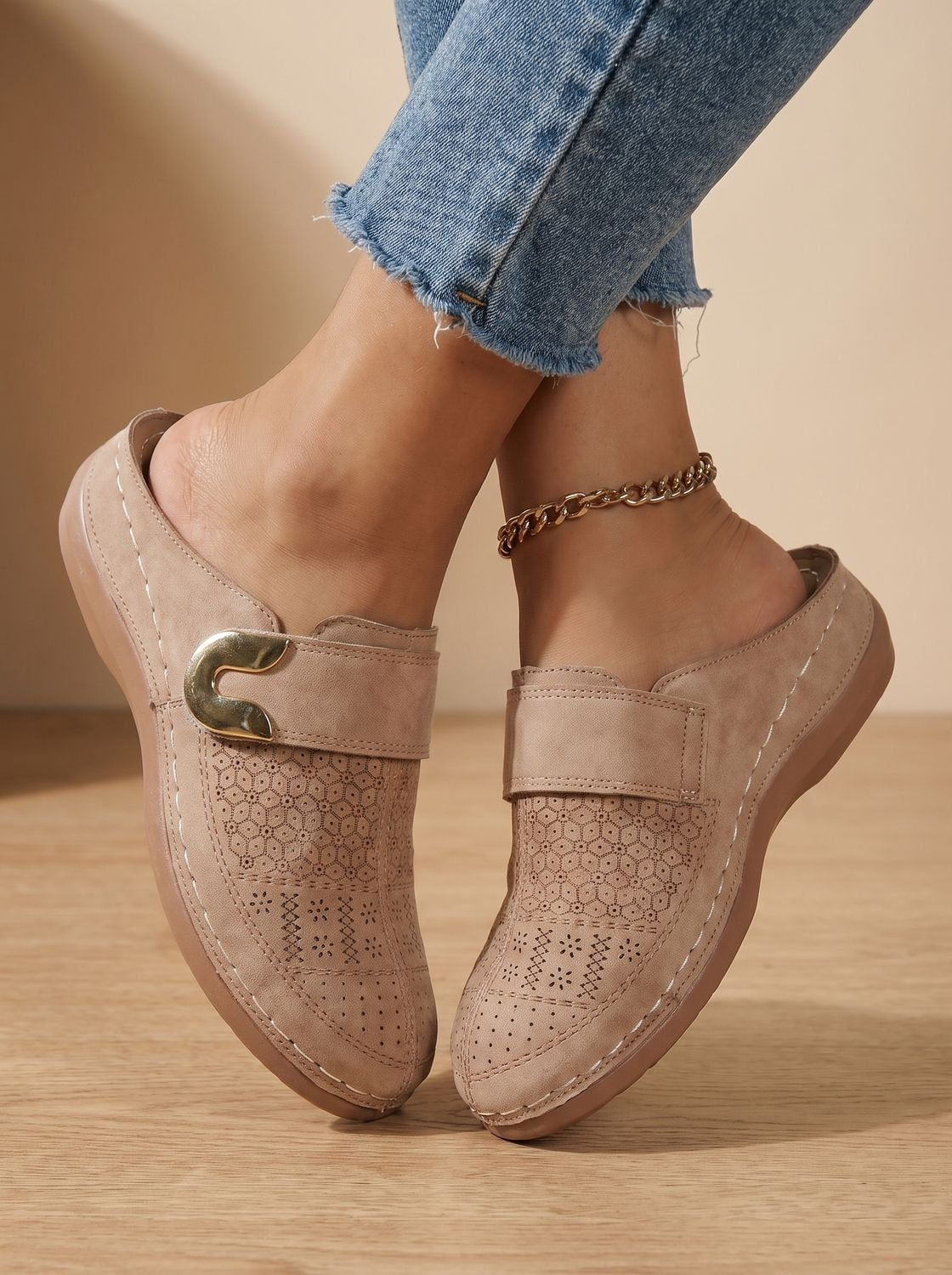 Mujer usando los zuecos ortopédicos con velcro en un look casual