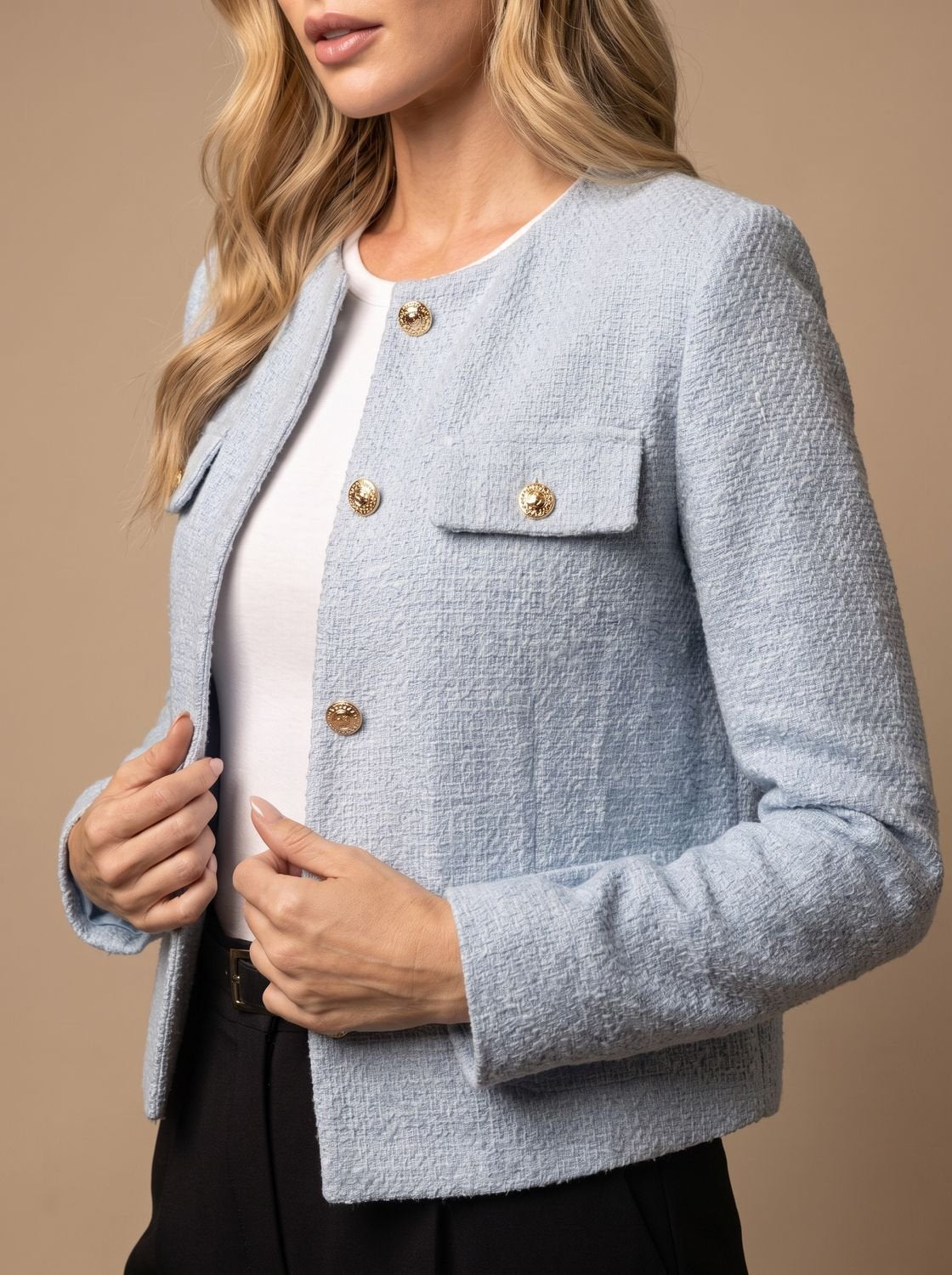 Vista frontal de la blazer de tweed con bolsillos de solapa