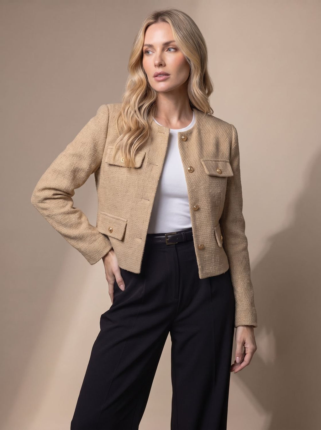 Blazer de tweed cropped vista de perfil mostrando el corte a la cintura