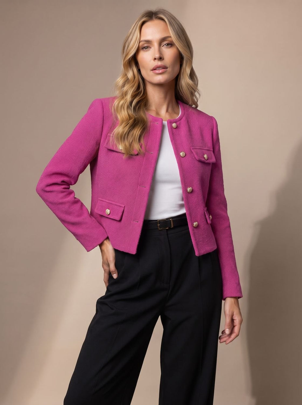 Blazer de tweed cropped en look de oficina con camiseta blanca